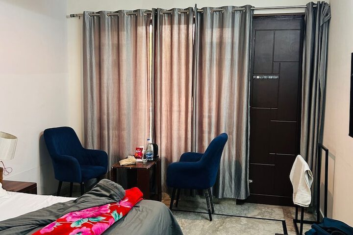 Room 14 of 77