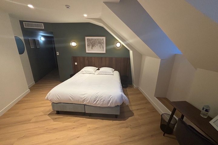 Room 32 of 51