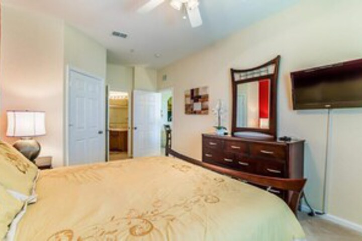 Room 32 of 43