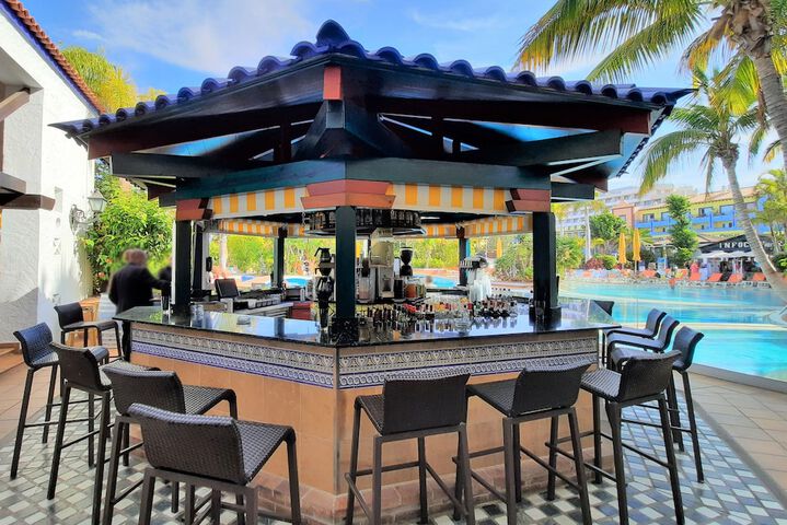 Swim-up bar