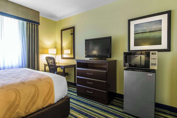 1 Queen Bed (5 of 10)