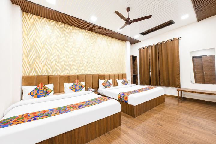 Goroomgo Nice One Palace Srinagar
