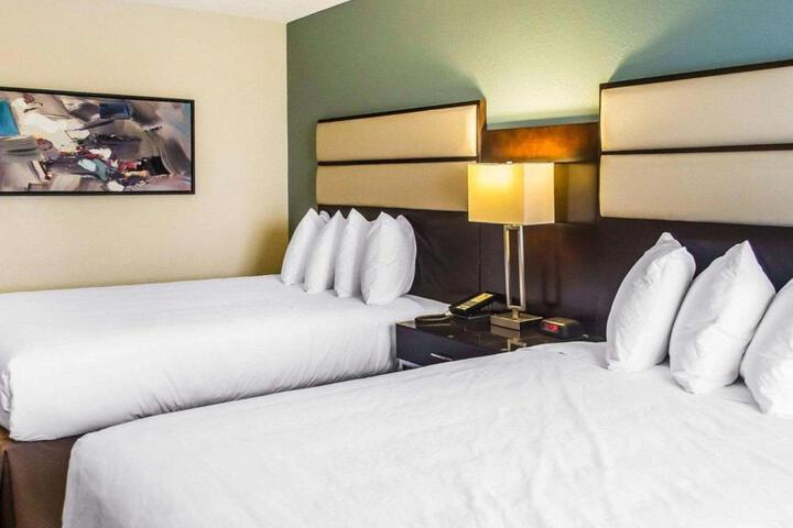 2 Queen Beds (2 of 9)