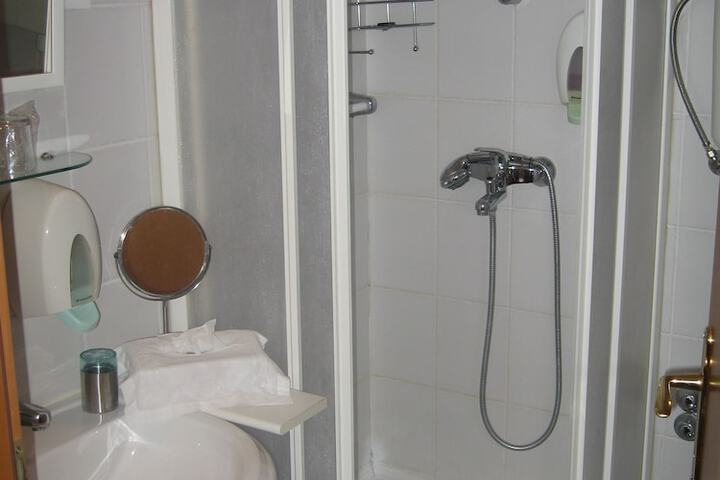 Room 17 of 42