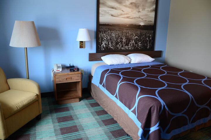 1 Queen Bed Mobility Accessible (3 of 11)