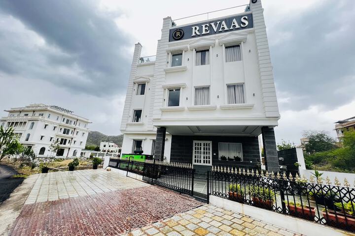 Lake View Hotel Revaas