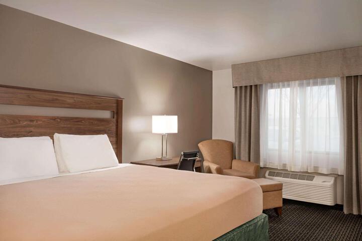 1 Queen Bed (2 of 10)