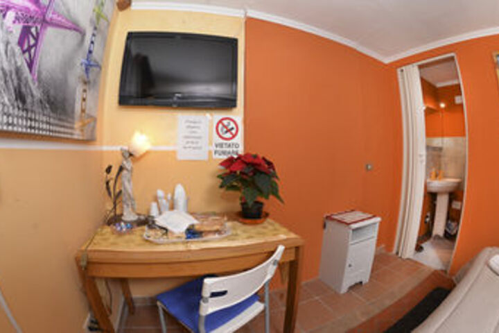 Room 6 of 16