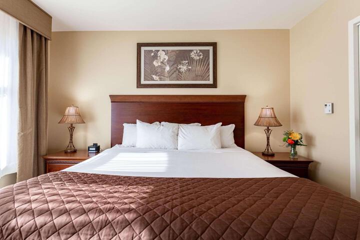 Executive King Bed (14 of 37)
