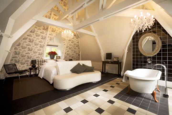Room 4 of 32