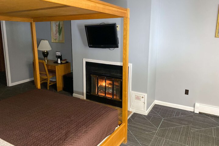 1 King Bed Upper Floor (7 of 10)