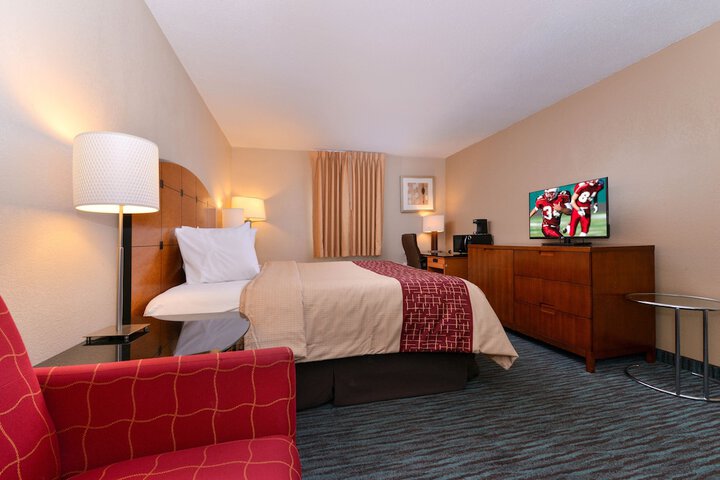 Business King Bed (2 of 13)