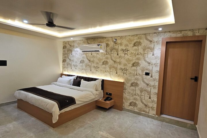 Room 2 of 7