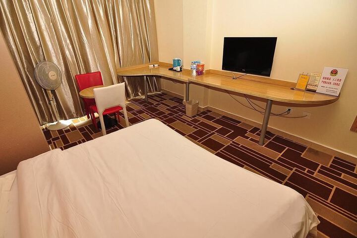 Room 6 of 90