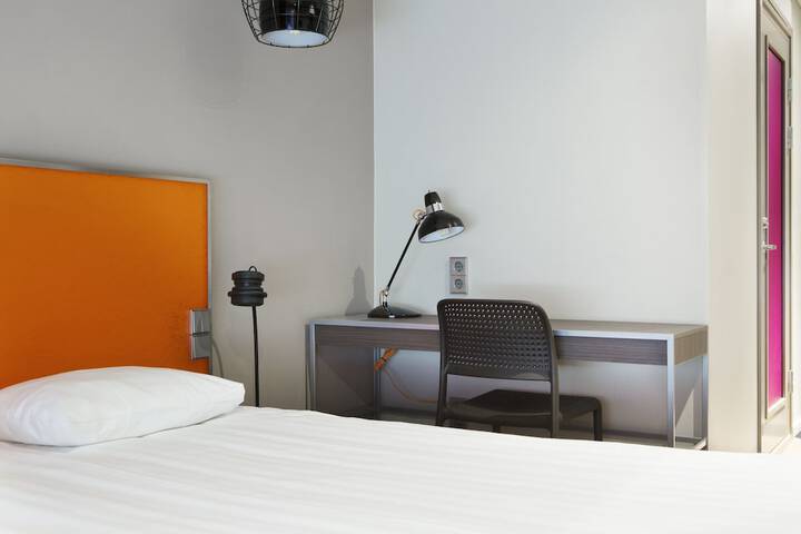 Room 7 of 18