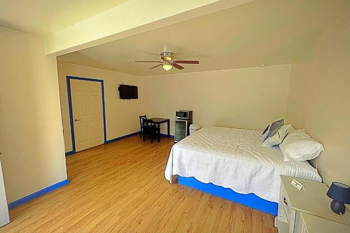 Room 9 of 16