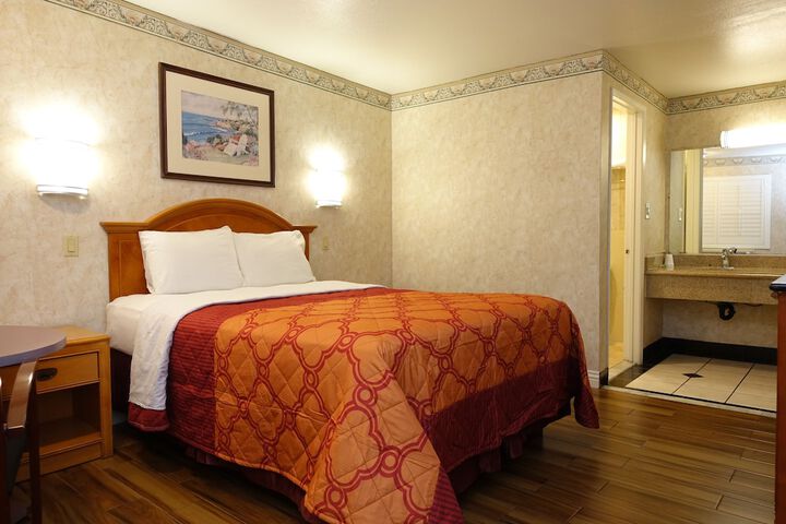 1 Queen Bed (40 of 41)