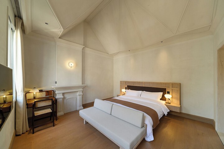 Room 12 of 85