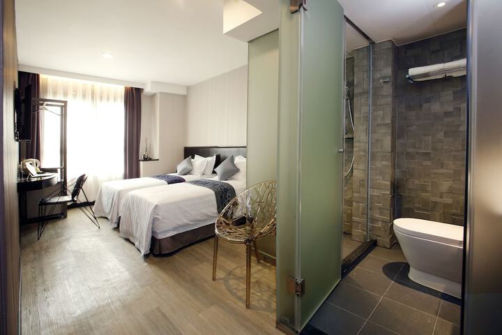 Room 13 of 87