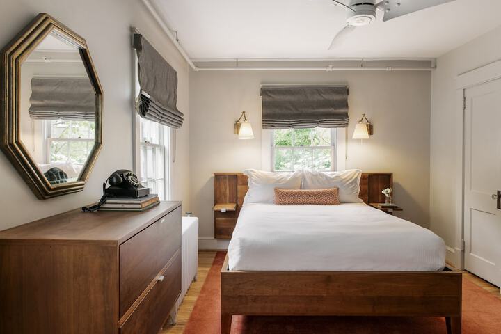 1 Queen Bed (9 of 10)