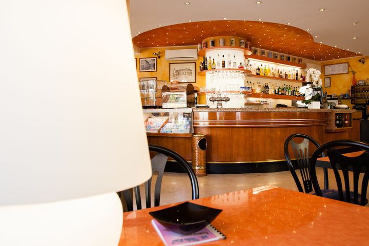 Lounge 18 of 34