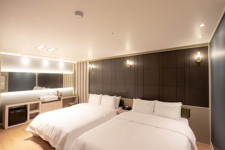 Room 9 of 28