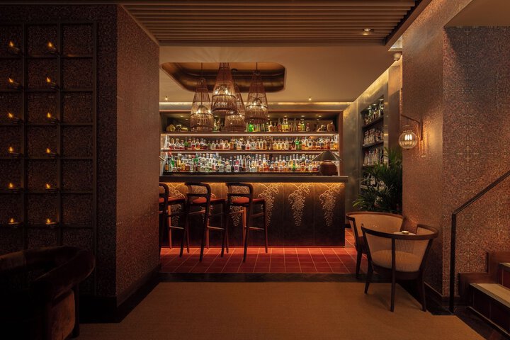 Lounge 84 of 102