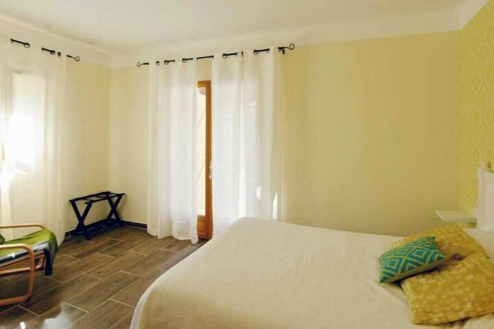 Room 5 of 38