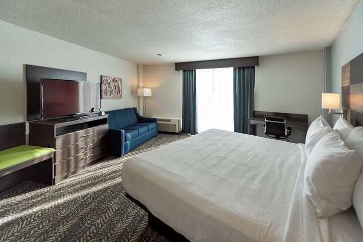 1 King Bed Exercise Bike Microwave, Refrigerator Walk in Shower Full Breakfast (14 of 30)