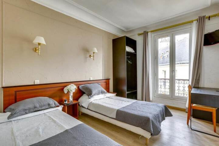 Room 4 of 25