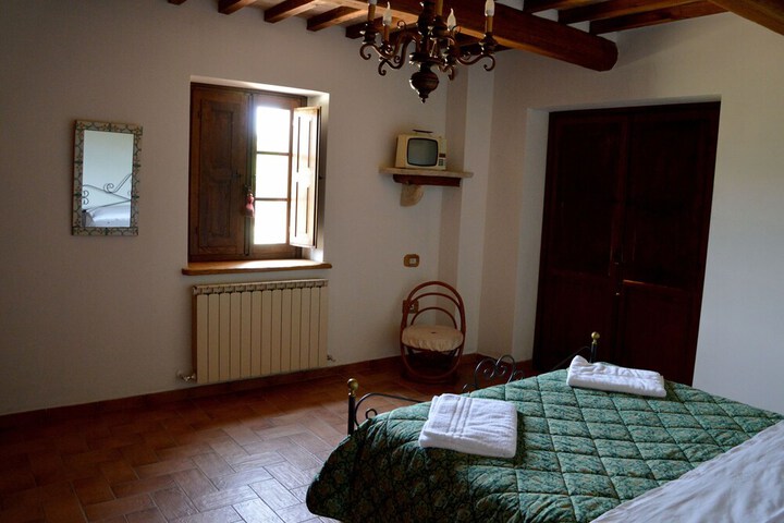Room 4 of 32