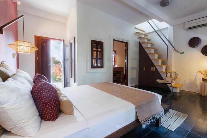 Room 103 of 158
