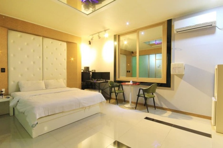 Room 6 of 33