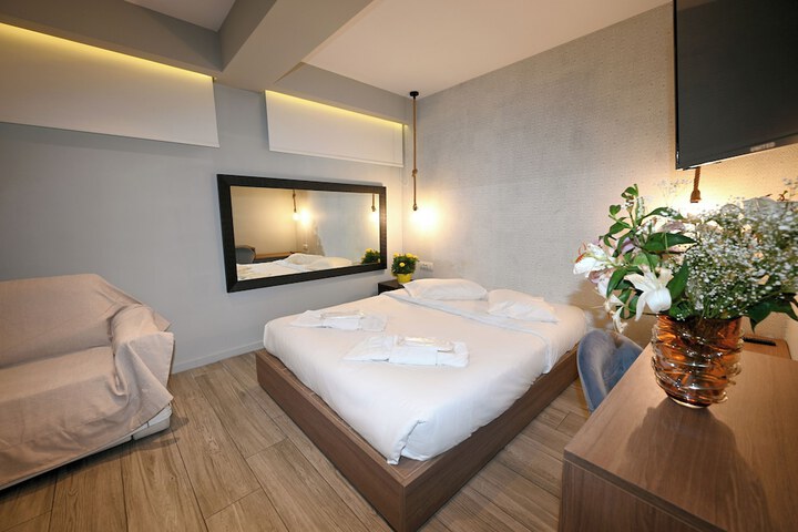 Room 34 of 200