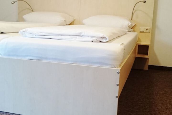 Room 6 of 76