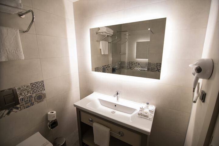 Room 16 of 19