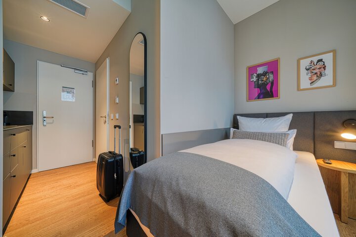 Room 18 of 32
