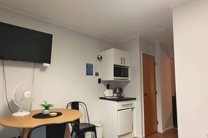 Room 6 of 18