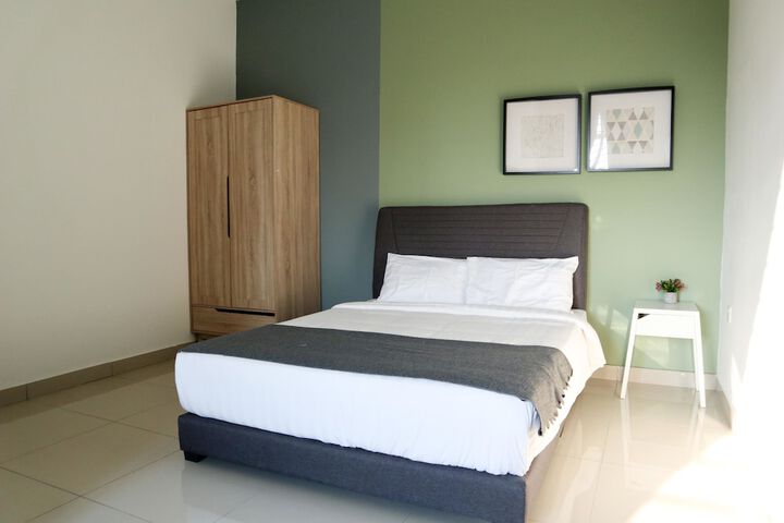 Room 10 of 14
