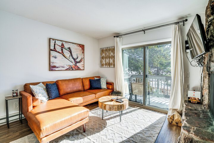 Condo w / Balcony & Views - Steps to Ski Shuttle!