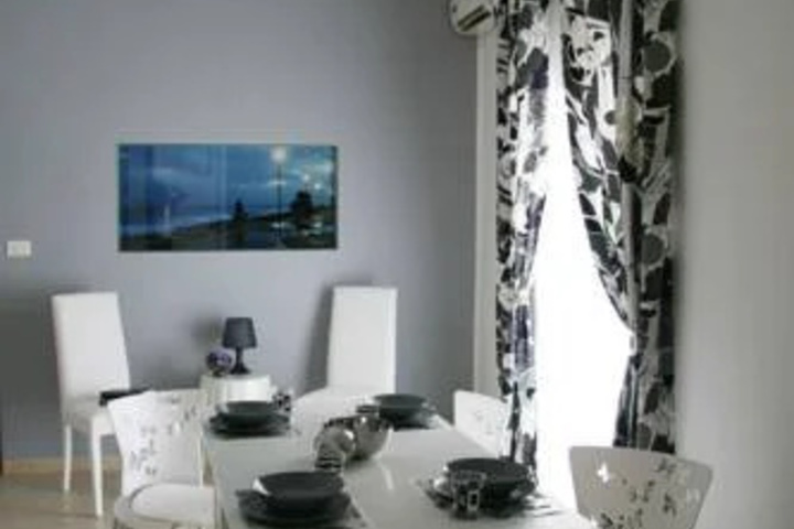 Room 4 of 9