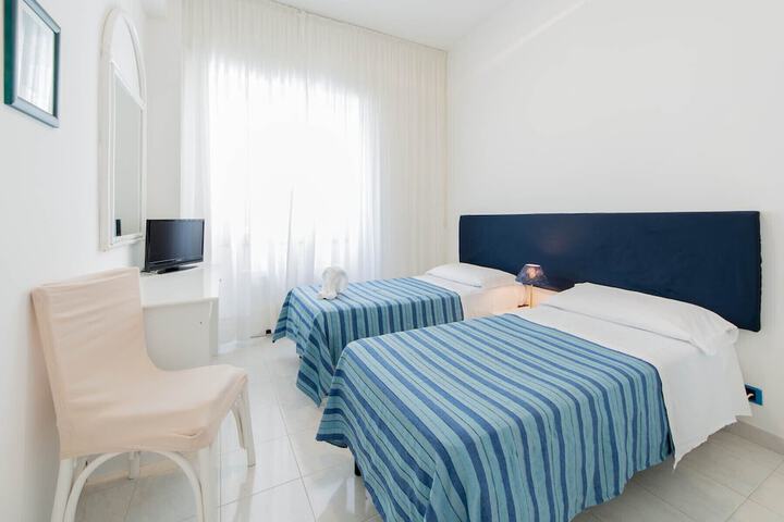 Room 5 of 94