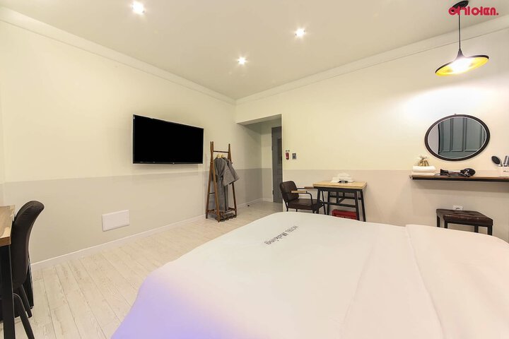 Room 4 of 37