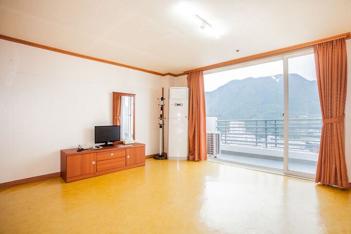 Room 6 of 12
