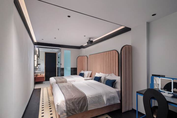 Room 33 of 66