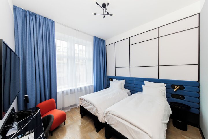 Room 33 of 229