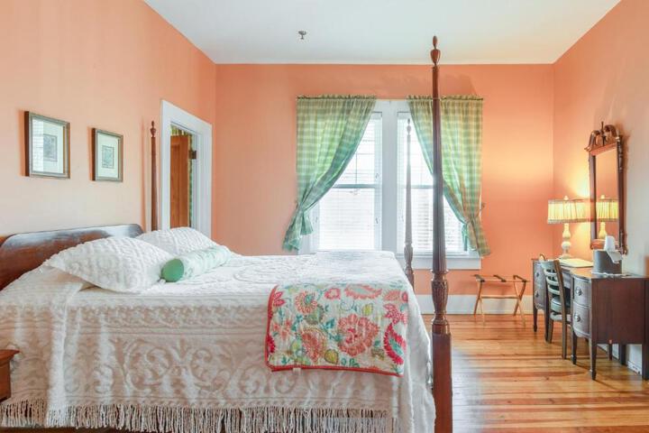 Standard Queen Bed Pet Friendly (4 of 5)