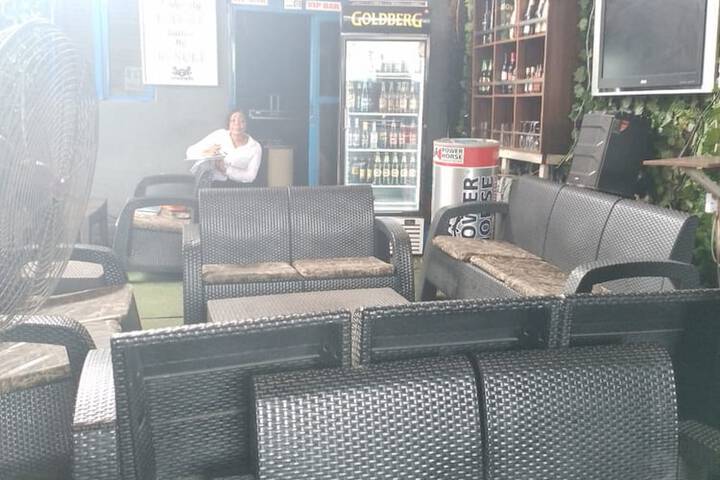 Lounge 14 of 15