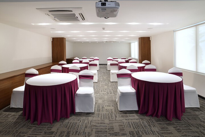 Ballroom/Hall 25 of 28