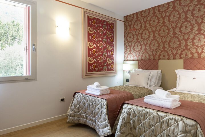 Room 8 of 12